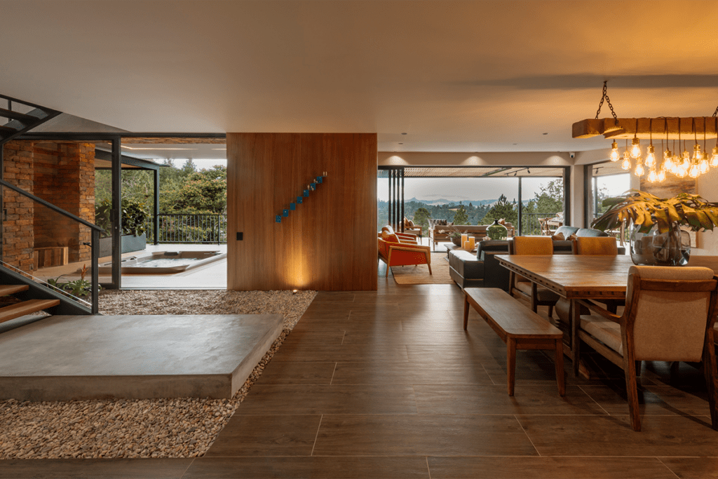 La renovación de una casa cuya arquitectura es una fusión del interior y el exterior La renovación de una casa cuya arquitectura es una fusión del interior y el exterior