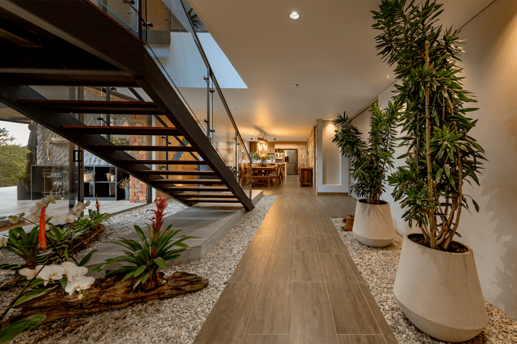 La renovación de una casa cuya arquitectura es una fusión del interior y el exterior La renovación de una casa cuya arquitectura es una fusión del interior y el exterior