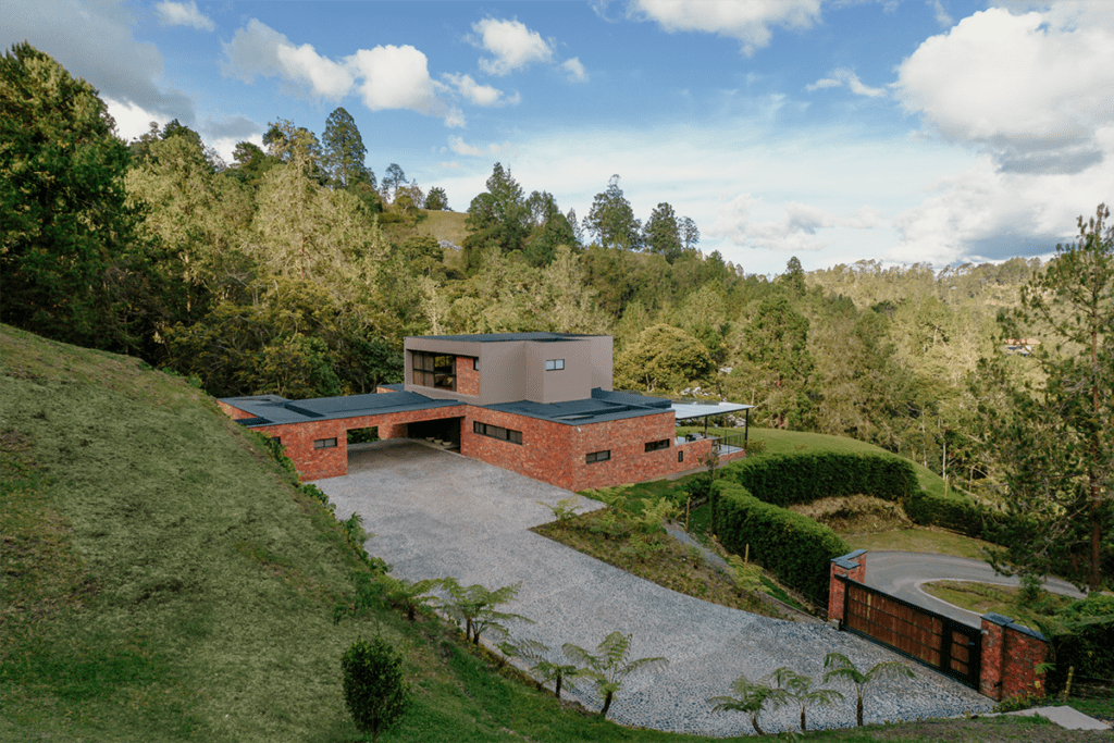 La renovación de una casa cuya arquitectura es una fusión del interior y el exterior La renovación de una casa cuya arquitectura es una fusión del interior y el exterior