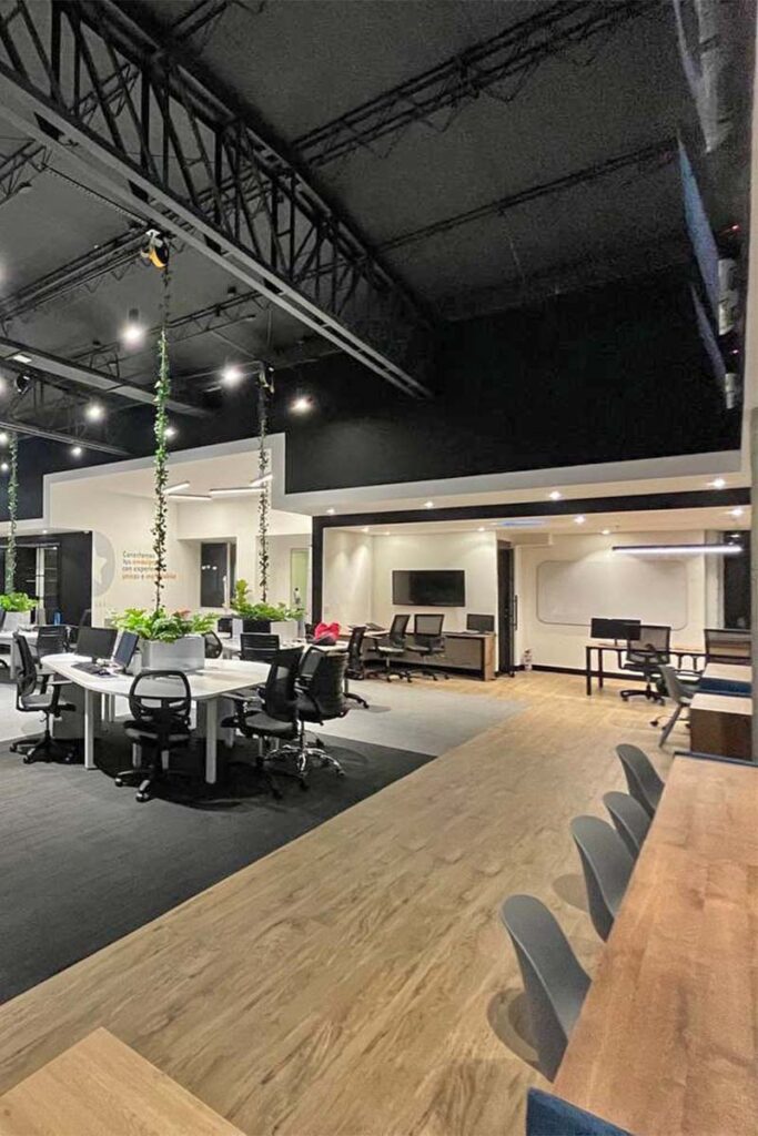 La arquitectura de una oficina pensada para funcionar como un escenario creativo