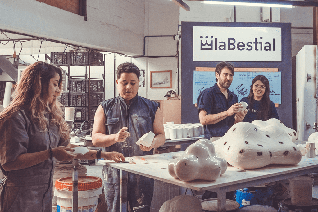 Narrar historias con la cerámica: la propuesta del estudio la bestial en medellín