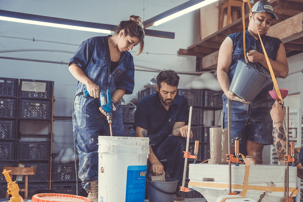 Narrar historias con la cerámica: la propuesta del estudio la bestial en medellín