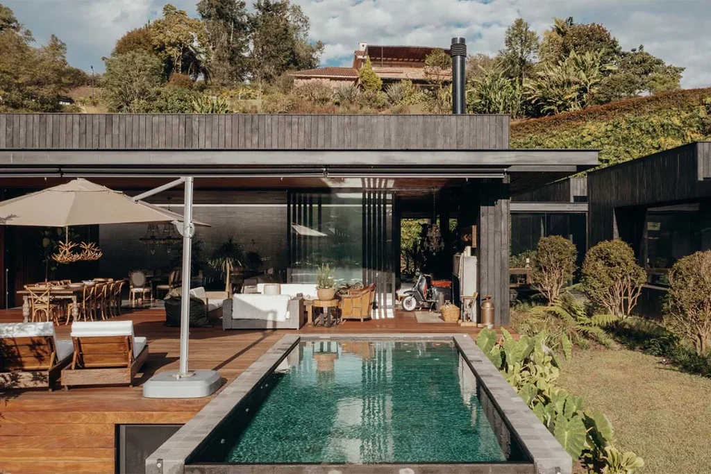 La quietud del paisaje se posa en esta casa antioqueña