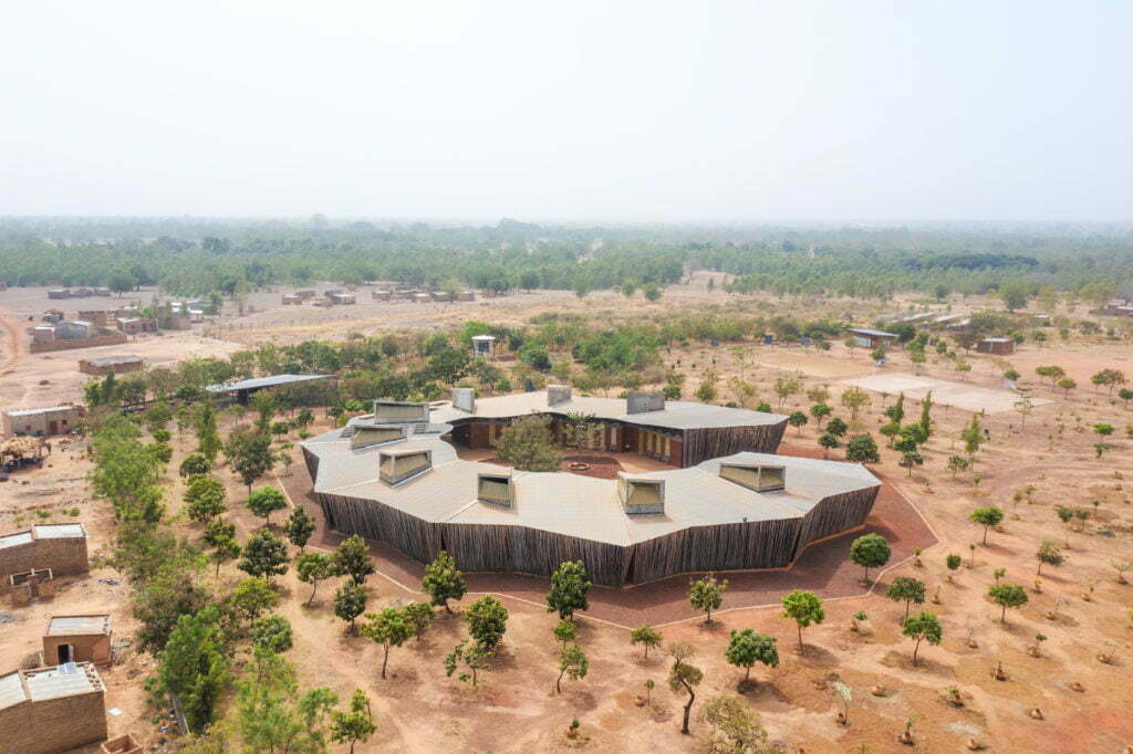 El arquitecto africano diébédo francis kéré es el ganador del premio pritzker 2022