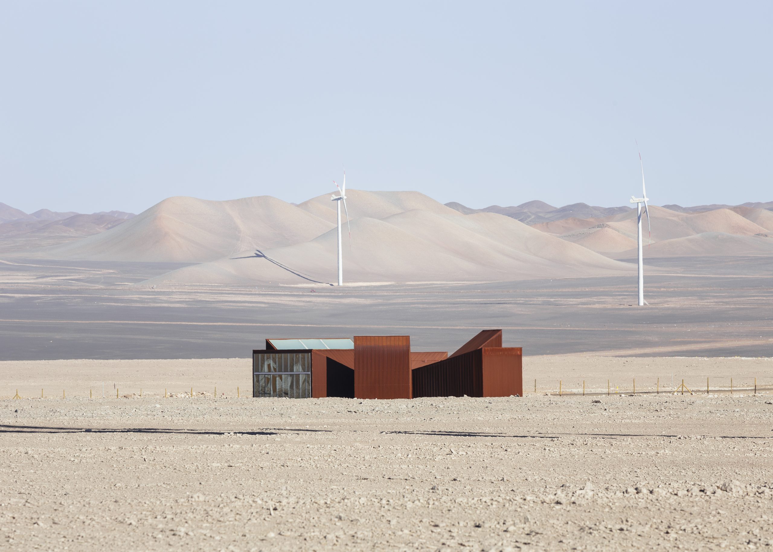 Un sorprendente edificio que se mimetiza con el desierto de atacama en chile Un sorprendente edificio que se mimetiza con el desierto de atacama en chile