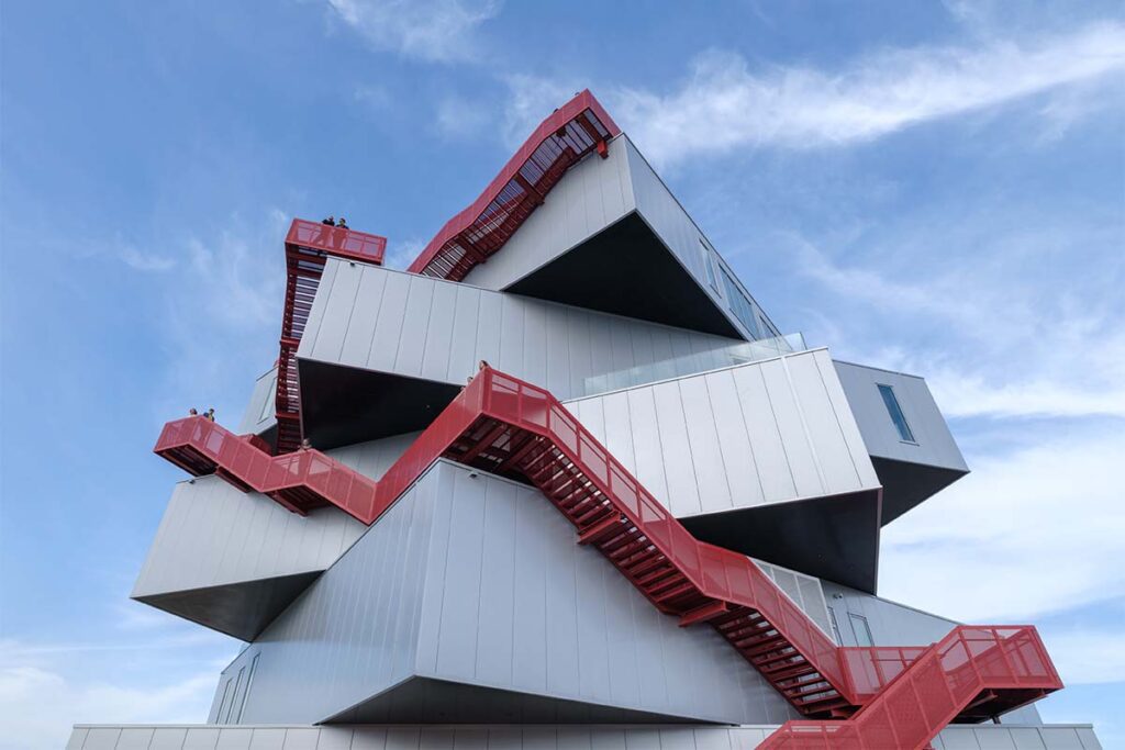 Este edificio es una caja que gira y un epicentro cultural para la vida pública