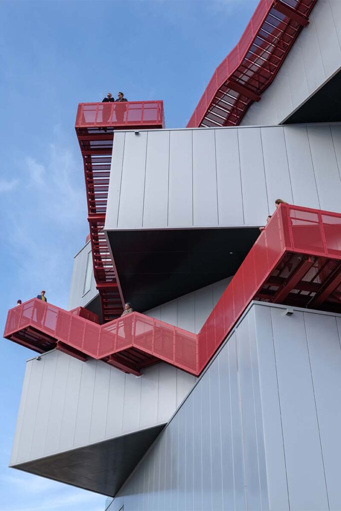 Este edificio es una caja que gira y un epicentro cultural para la vida pública