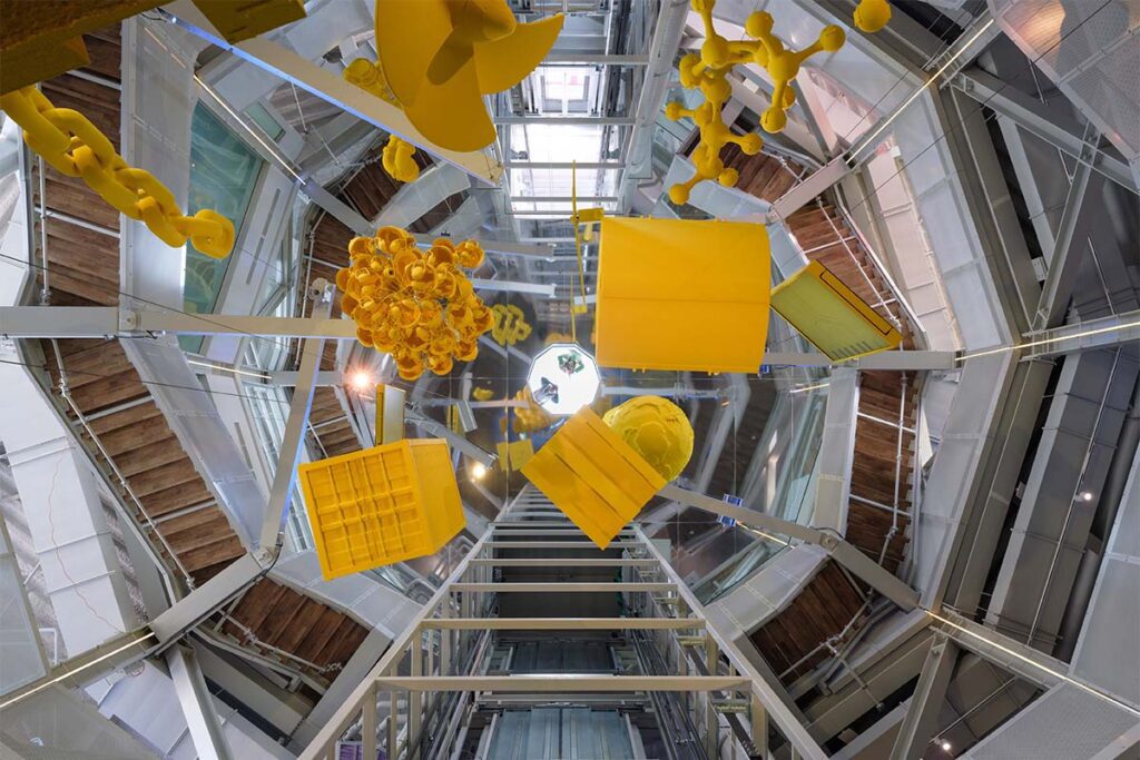 Este edificio es una caja que gira y un epicentro cultural para la vida pública