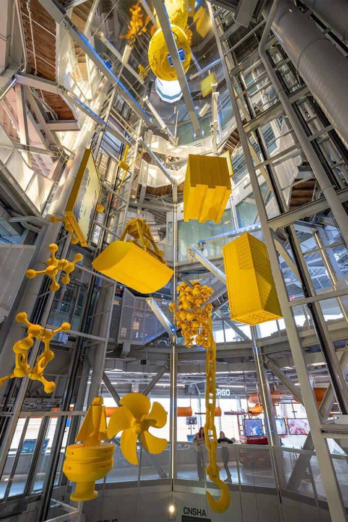 Este edificio es una caja que gira y un epicentro cultural para la vida pública