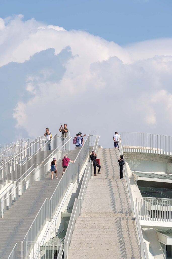 Una pirámide del siglo xxi se erige como centro cultural en la capital de albania