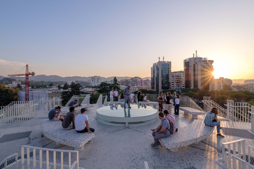 Una pirámide del siglo xxi se erige como centro cultural en la capital de albania