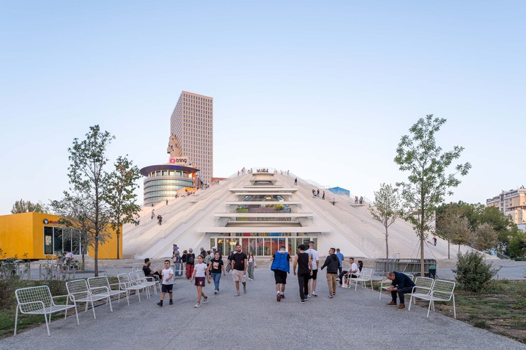 Una pirámide del siglo xxi se erige como centro cultural en la capital de albania