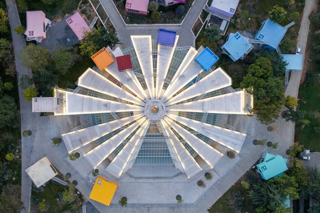 Una pirámide del siglo xxi se erige como centro cultural en la capital de albania