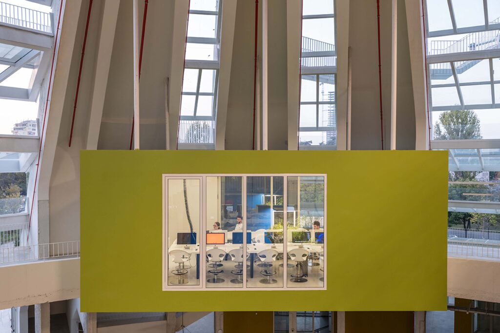 Una pirámide del siglo xxi se erige como centro cultural en la capital de albania