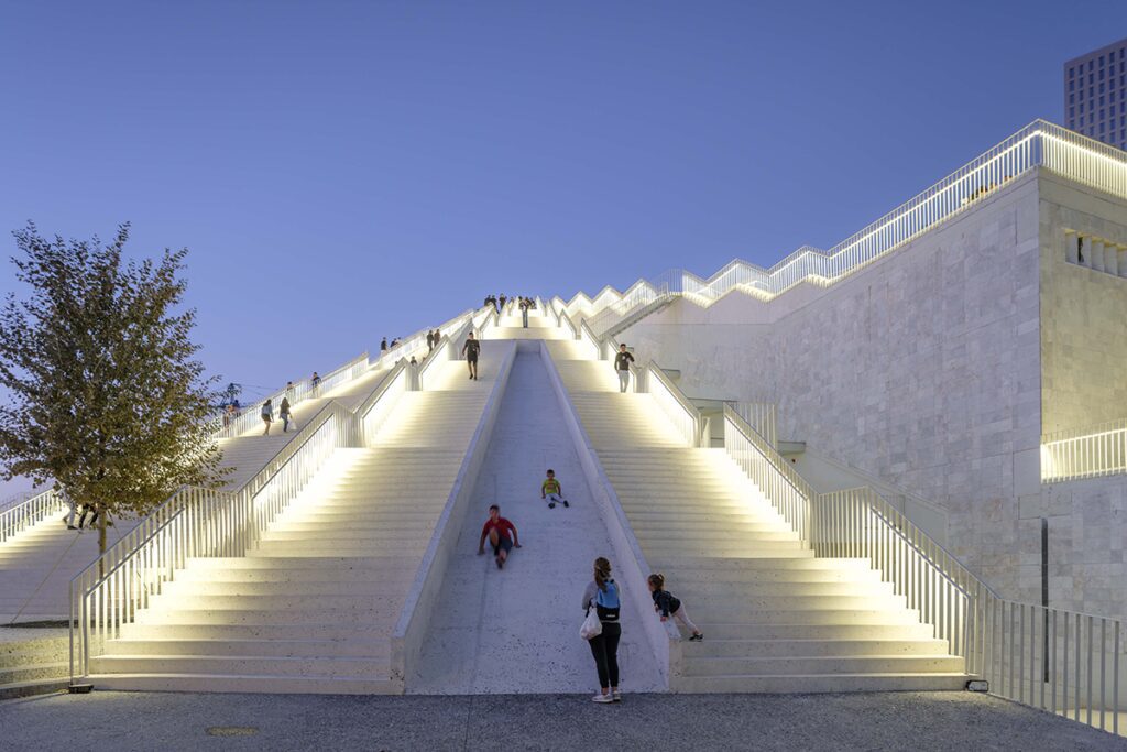 Una pirámide del siglo xxi se erige como centro cultural en la capital de albania