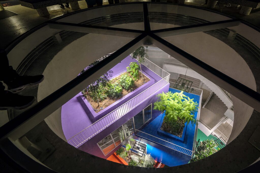 Una pirámide del siglo xxi se erige como centro cultural en la capital de albania