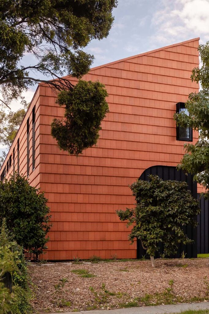 Mahogany House R ARCHITECTURE 8 Una hogar multigeneracional en el que se unen las cabañas de abuelos, padres y nietos
