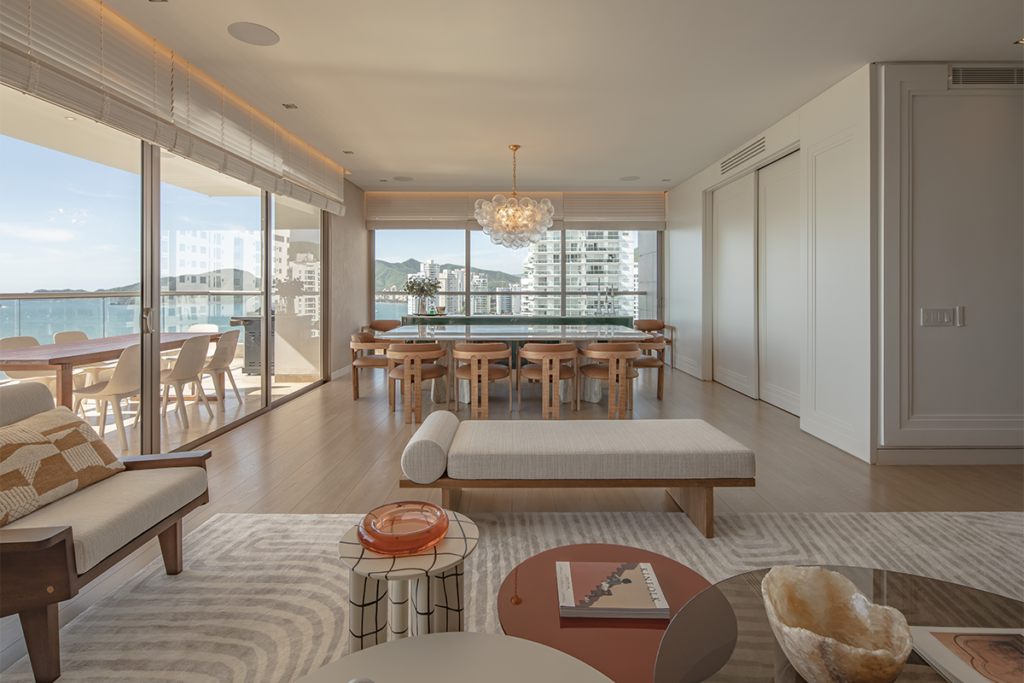 Estudio, sala y comedor se integran en este apartamento en santa marta