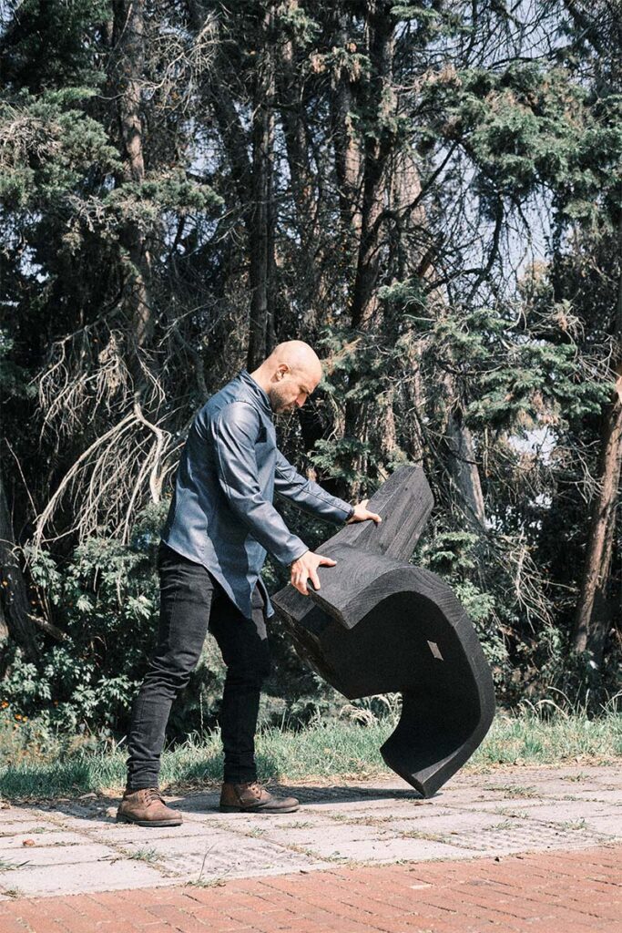 El diseño de una poltrona inspirada en las ruinas de civilizaciones antiguas