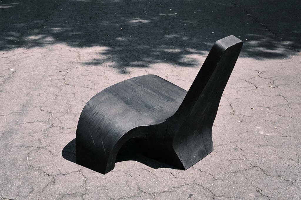 El diseño de una poltrona inspirada en las ruinas de civilizaciones antiguas