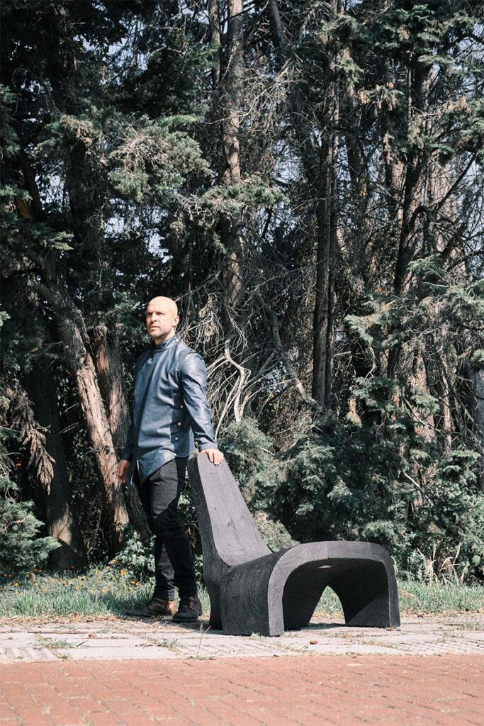 El diseño de una poltrona inspirada en las ruinas de civilizaciones antiguas