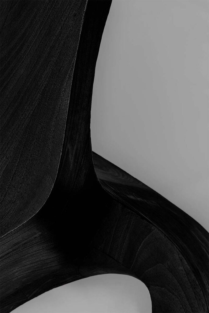 El diseño de una poltrona inspirada en las ruinas de civilizaciones antiguas