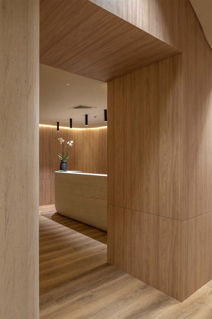 El diseño de una oficina en bogotá inspirada en las mañanas en la montaña