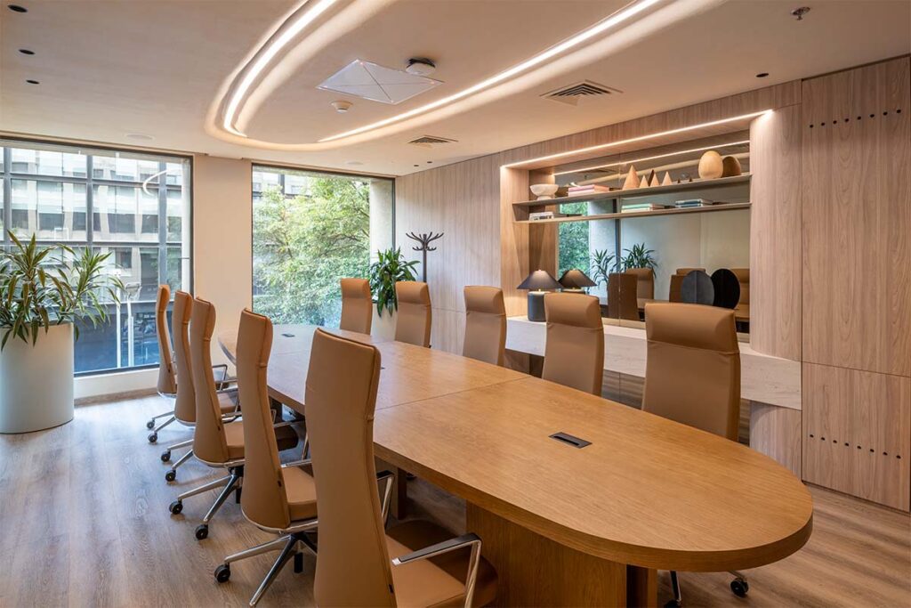 El diseño de una oficina en bogotá inspirada en las mañanas en la montaña