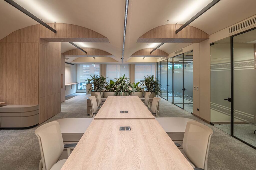 El diseño de una oficina en bogotá inspirada en las mañanas en la montaña