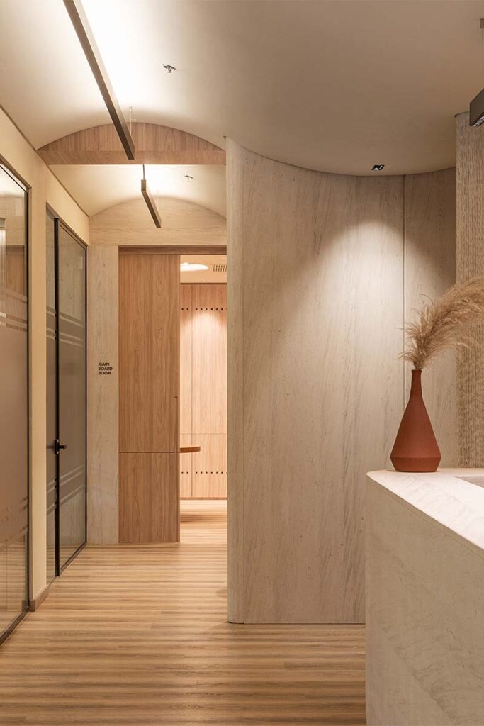 El diseño de una oficina en bogotá inspirada en las mañanas en la montaña