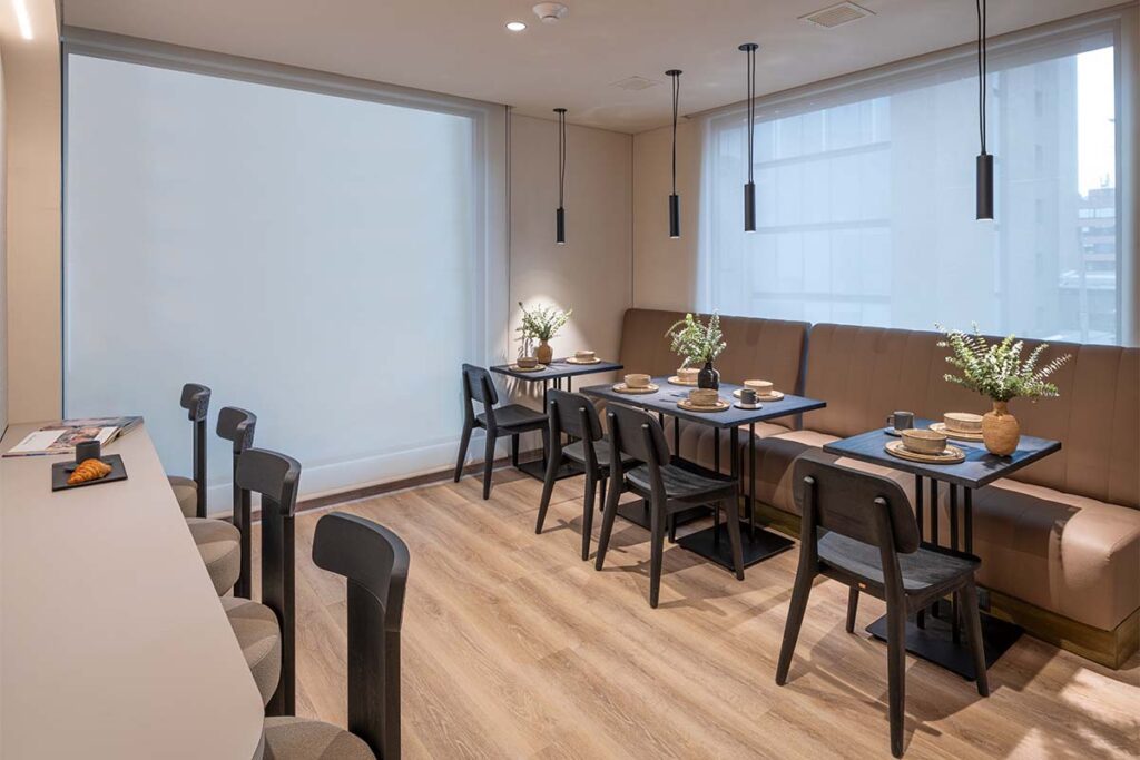 El diseño de una oficina en bogotá inspirada en las mañanas en la montaña