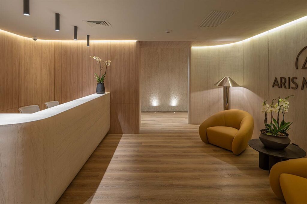 El diseño de una oficina en bogotá inspirada en las mañanas en la montaña