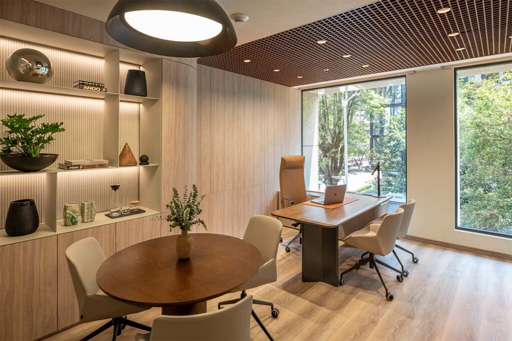 El diseño de una oficina en bogotá inspirada en las mañanas en la montaña