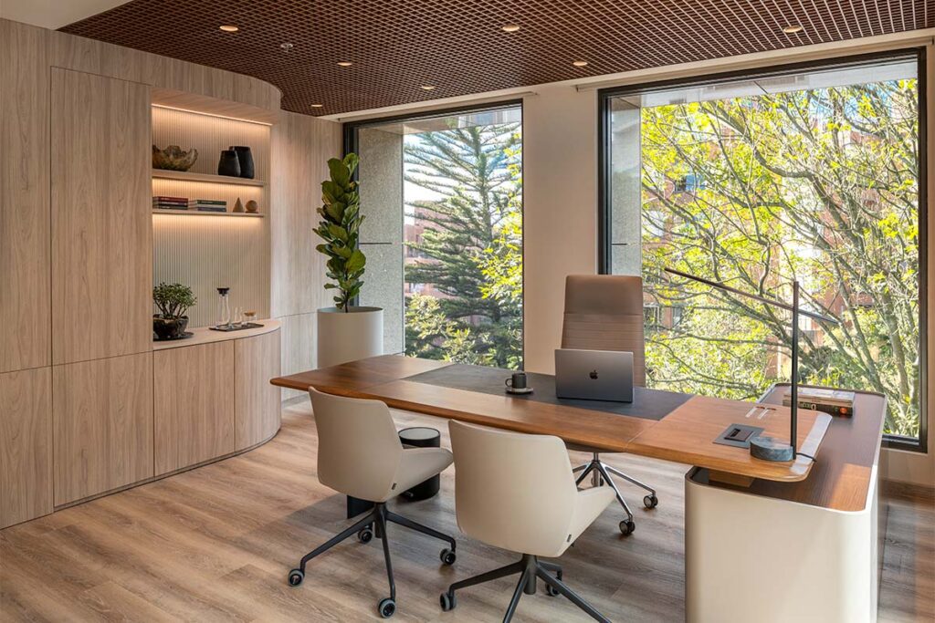 El diseño de una oficina en bogotá inspirada en las mañanas en la montaña