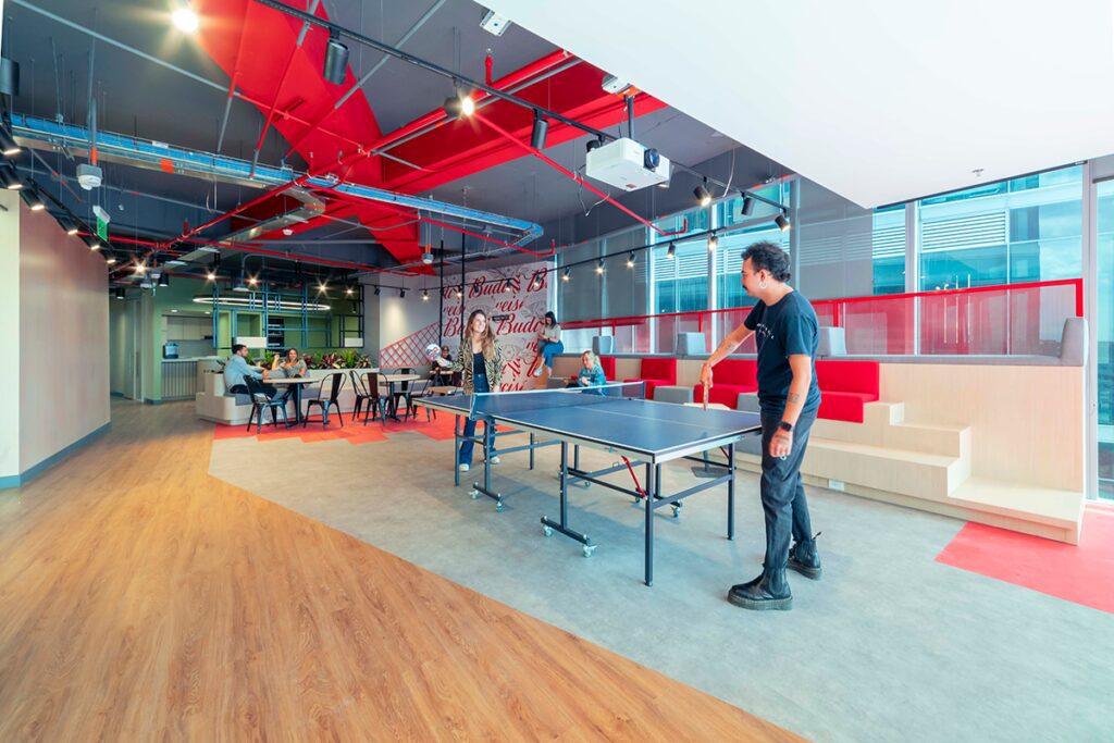 El diseño de estas oficinas en bogotá promueve la creatividad y el trabajo colaborativo El diseño de estas oficinas en bogotá promueve la creatividad y el trabajo colaborativo