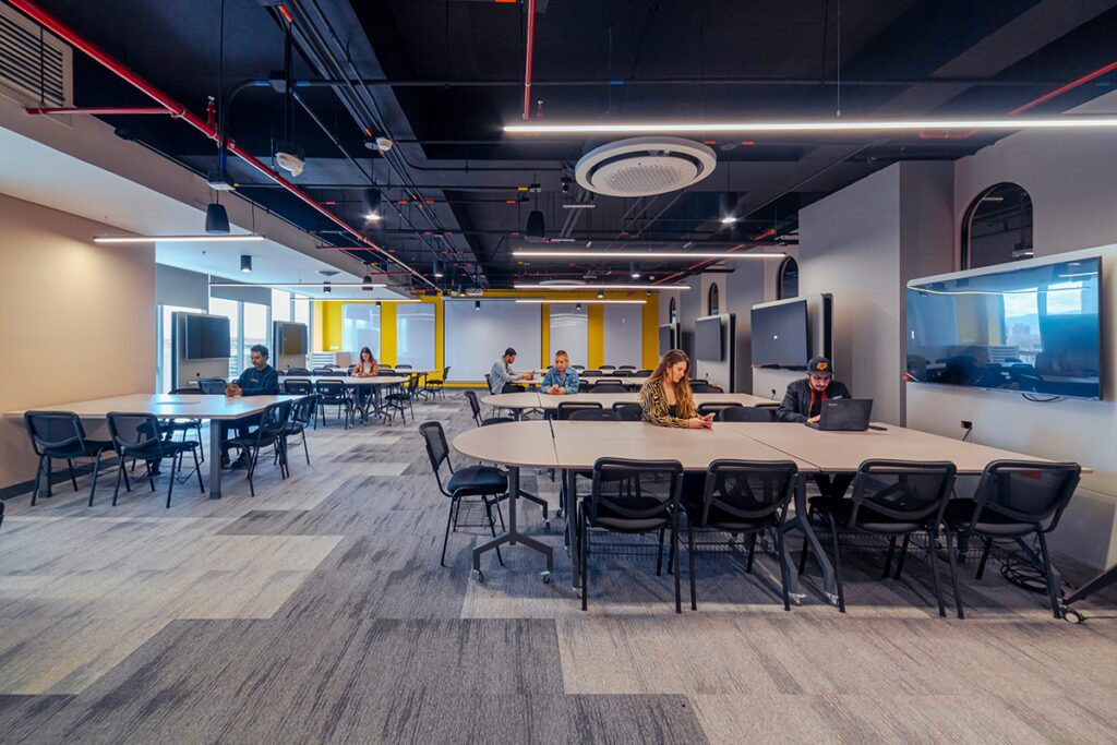 El diseño de estas oficinas en bogotá promueve la creatividad y el trabajo colaborativo El diseño de estas oficinas en bogotá promueve la creatividad y el trabajo colaborativo