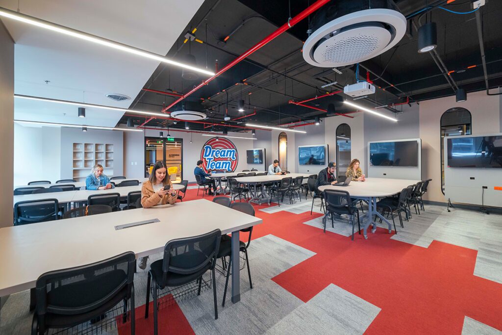 El diseño de estas oficinas en bogotá promueve la creatividad y el trabajo colaborativo El diseño de estas oficinas en bogotá promueve la creatividad y el trabajo colaborativo