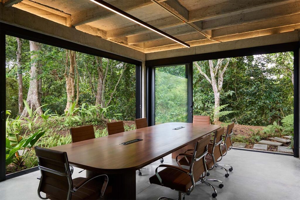 Estas oficinas son una serie de volúmenes inmersos en la naturaleza Estas oficinas son una serie de volúmenes inmersos en la naturaleza