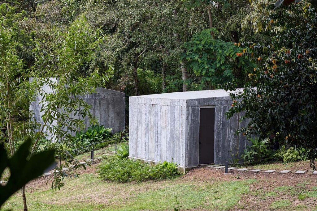 Estas oficinas son una serie de volúmenes inmersos en la naturaleza Estas oficinas son una serie de volúmenes inmersos en la naturaleza