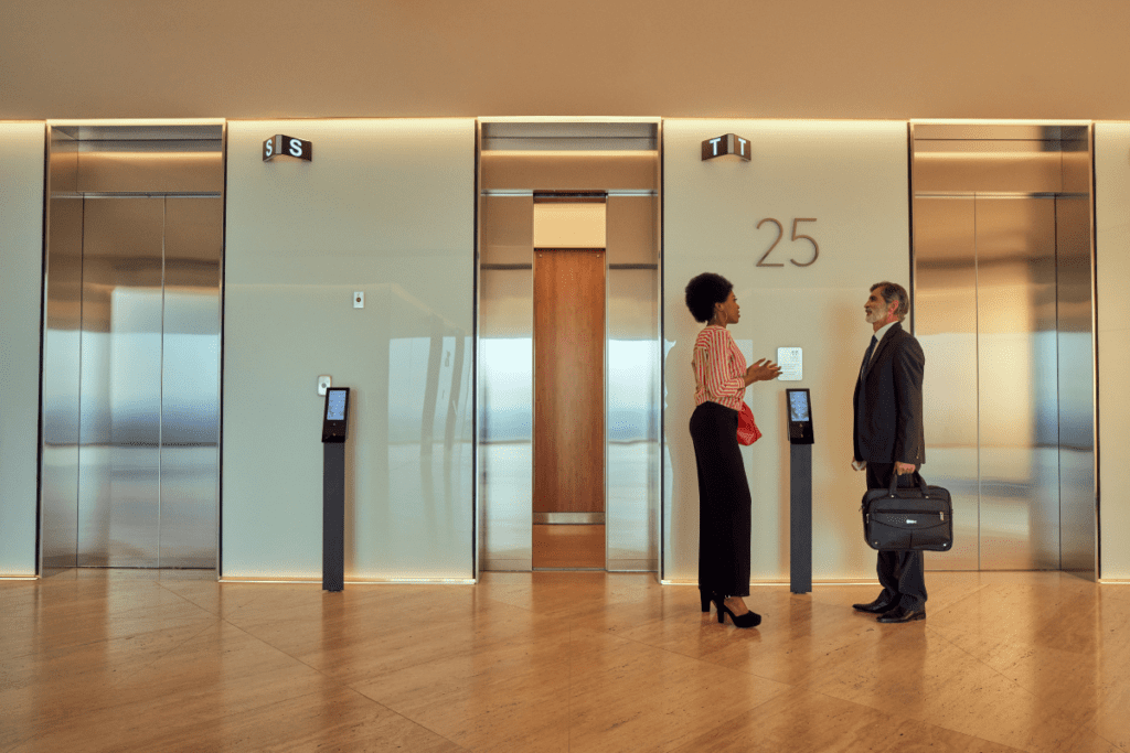 Lo 33 ascensores de la torre atrio