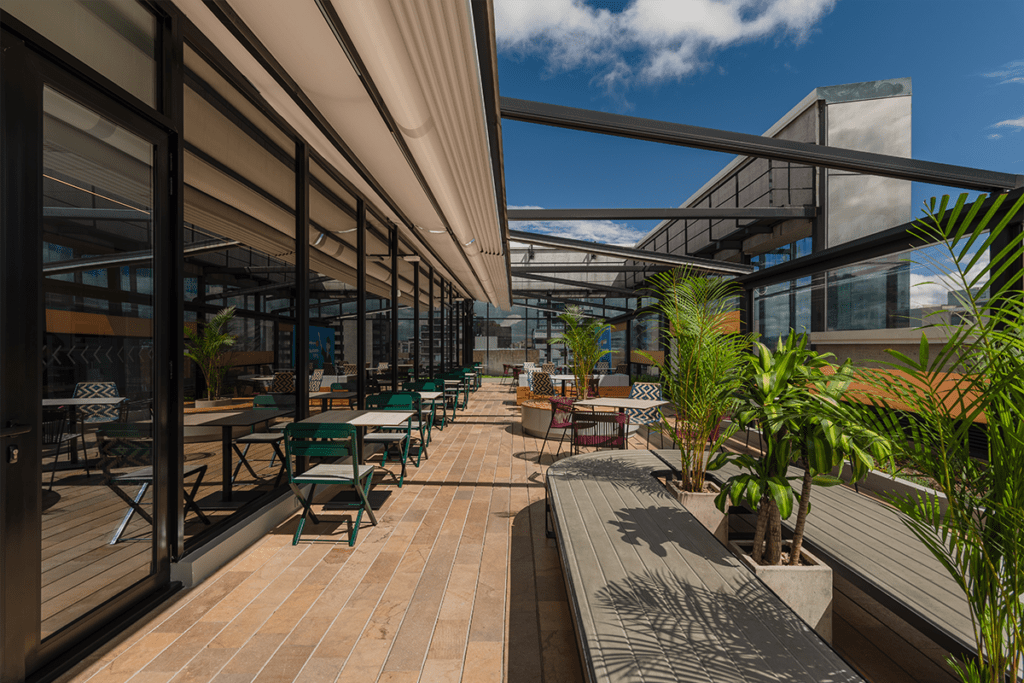 Pérgola retráctil de parasoles tropicales