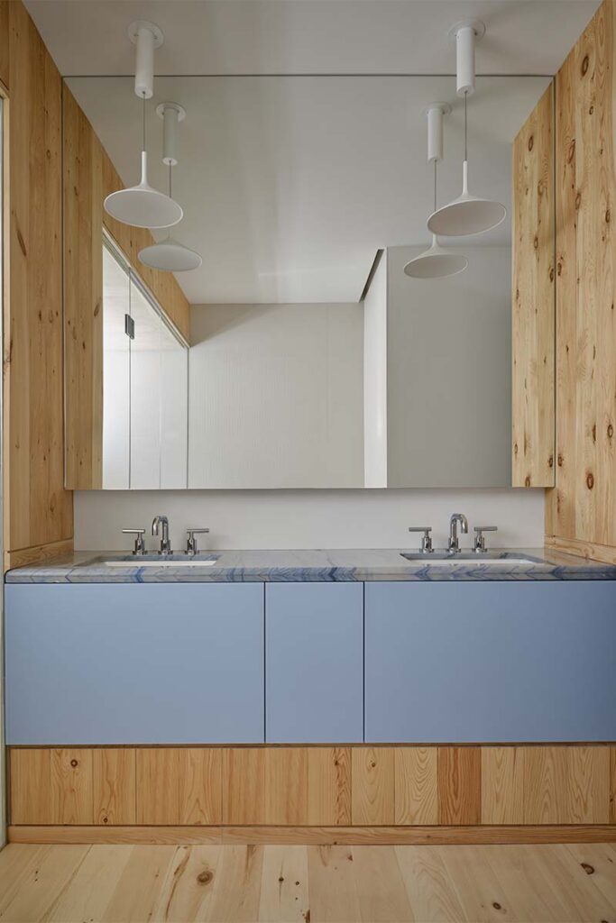 Este baño se divide en dos espacios que dialogan de forma independiente Este baño se divide en dos espacios que dialogan de forma independiente