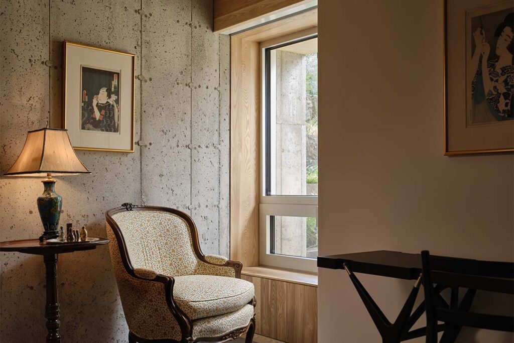 Una casa construida para el futuro: resistente al clima y rodeada de bosque