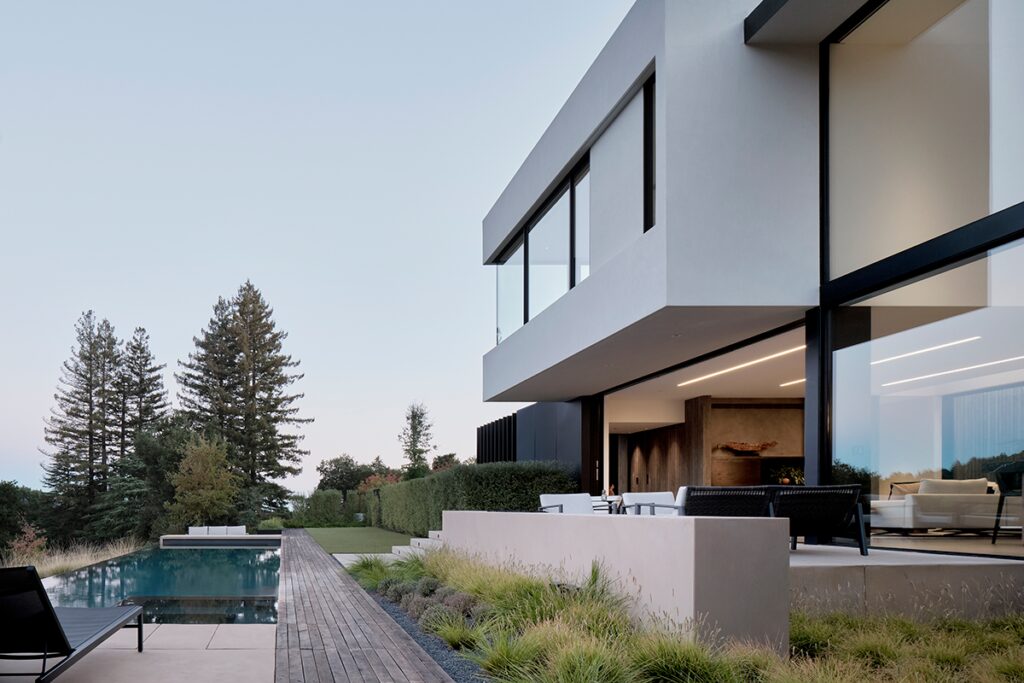 Una casa moderna que establece un diálogo especial con su entorno