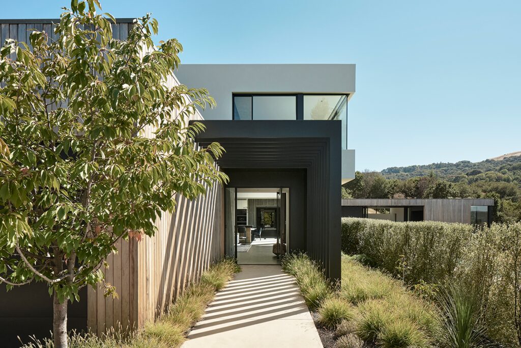 Una casa moderna que establece un diálogo especial con su entorno