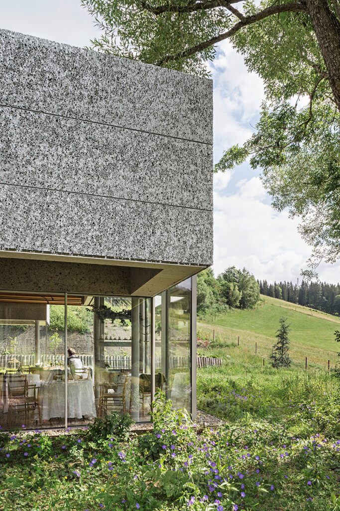 Un restaurante particular en austria que es un invernadero y un moderno mirador