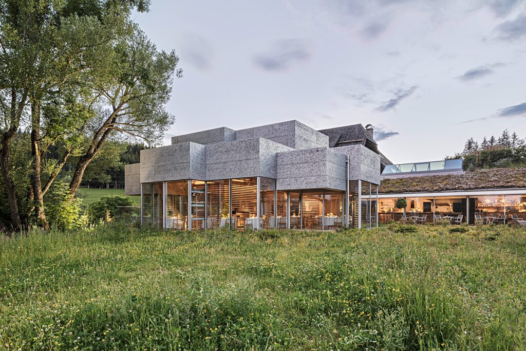 Un restaurante particular en austria que es un invernadero y un moderno mirador