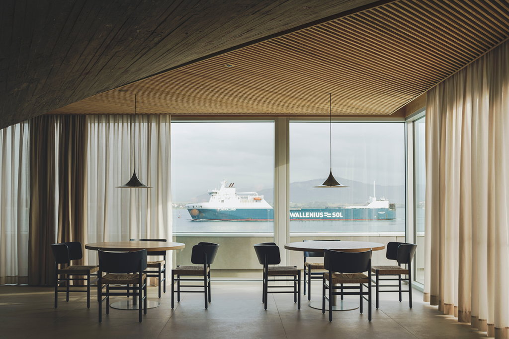 Una estructura de hormigón que alberga un restaurante con vistas al mar en españa Arquitectura en hormigón para restaurante en españa