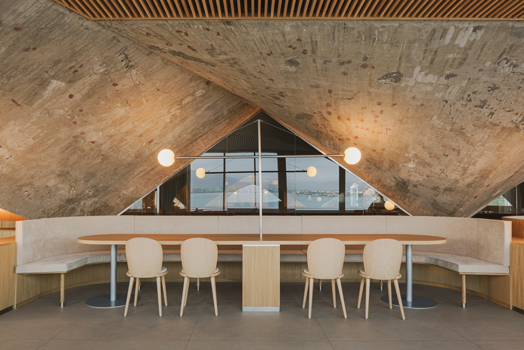 Una estructura de hormigón que alberga un restaurante con vistas al mar en españa Una estructura de hormigón que alberga un restaurante con vistas al mar en españa
