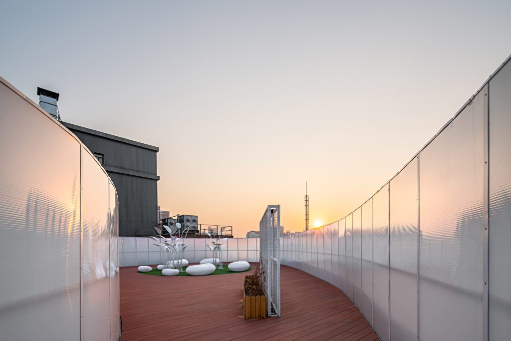 La transformación de una antigua fábrica de china en una oficina rodeada de un jardín